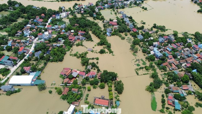 Nhiều thôn xóm tại Chương Mỹ (Hà Nội) ngập sâu trong nước. Nhiều thôn xóm tại Chương Mỹ (Hà Nội) ngập sâu trong nước.