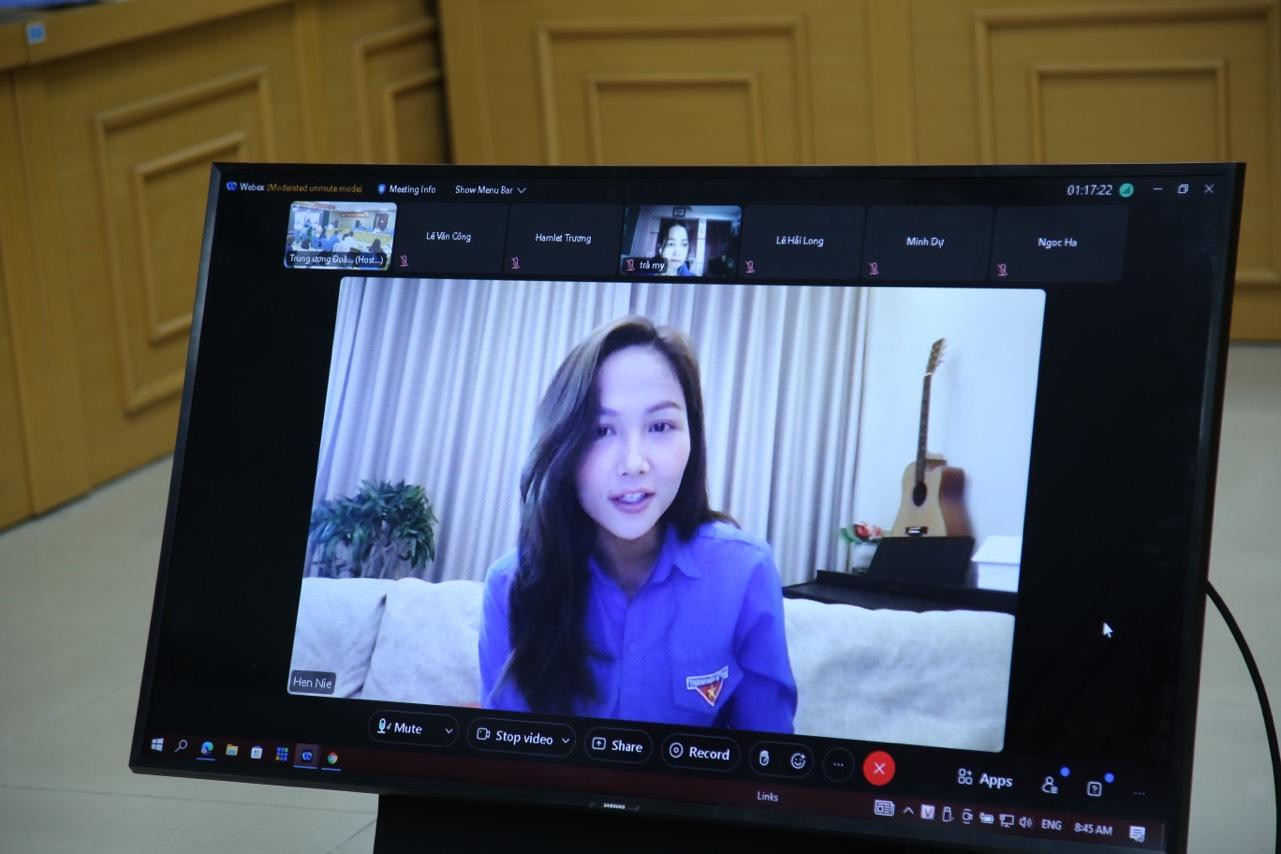 Hoa hậu H’Hen Niê góp ý kiến bằng hình thức trực tuyến. Hoa hậu H’Hen Niê góp ý kiến bằng hình thức trực tuyến.