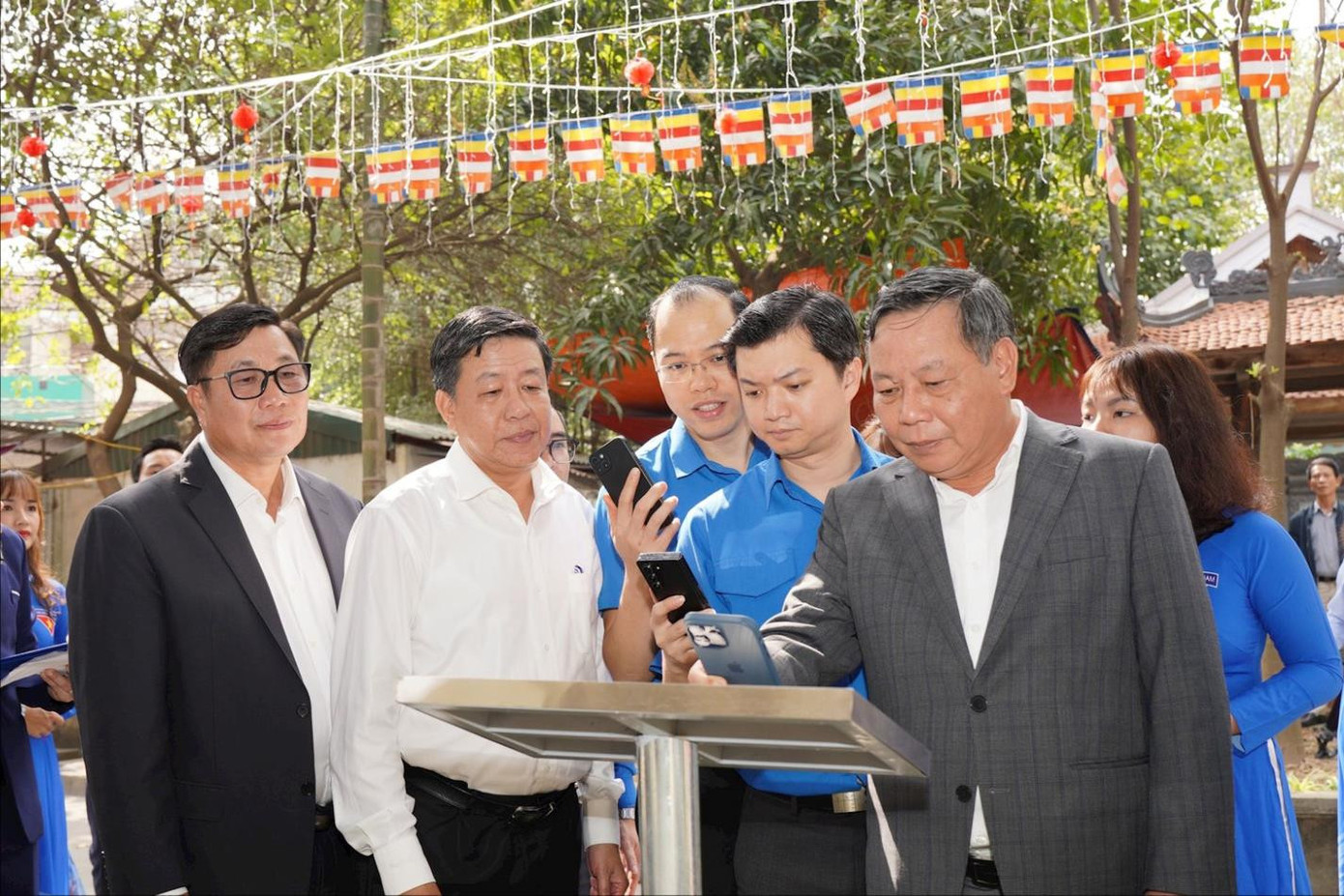 Các đại biểu cắt băng gắn biển quét mã QR địa chỉ đỏ tại chùa Thiên Trúc (phường Mễ Trì) và trải nghiệm quét mã QR.