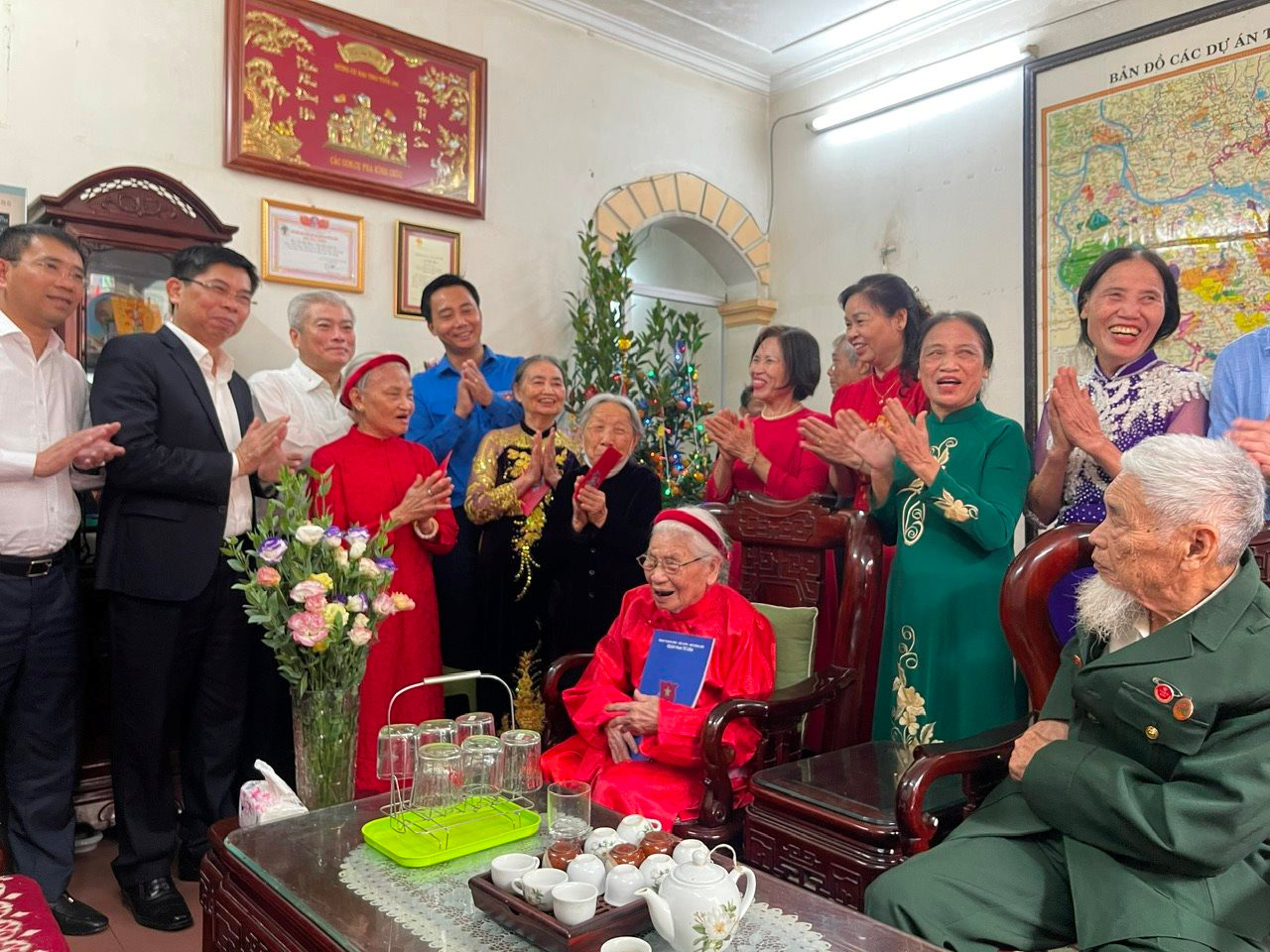 Đoàn công tác của Quận ủy Nam Từ Liêm, Thành đoàn Hà Nội thăm, tặng quà, mừng thọ người cao tuổi, gia đình chính sách.