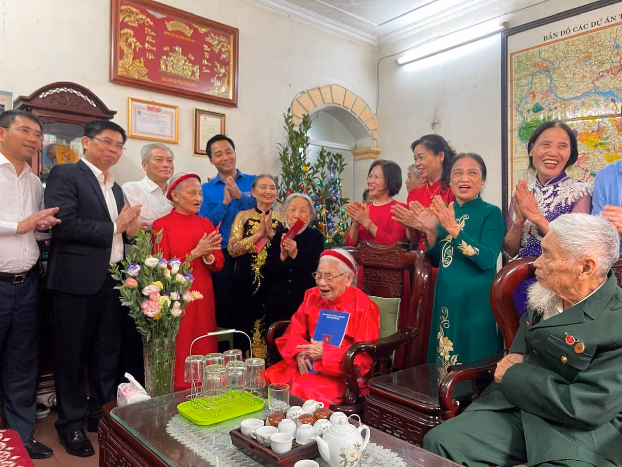 Đoàn công tác của Quận ủy Nam Từ Liêm, Thành đoàn Hà Nội thăm, tặng quà, mừng thọ người cao tuổi, gia đình chính sách.