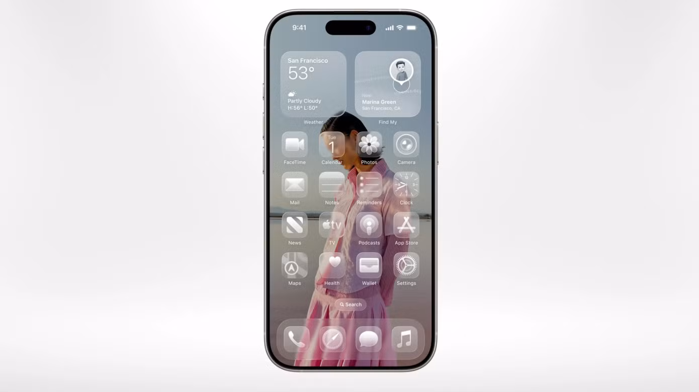 Giao diện Home Screen tràn ngập hiệu ứng trong suốt, phản chiếu ánh sáng và nội dung phía sau - đặc trưng của Liquid Glass. (Ảnh: TechCrunch)