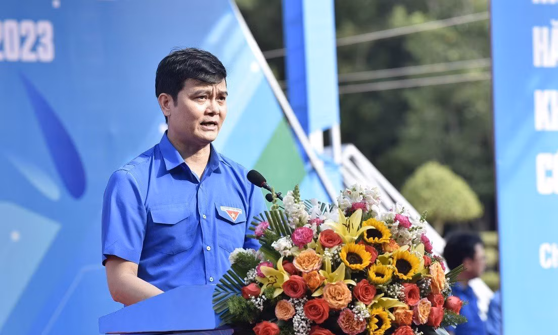 Bí thư thứ nhất Trung ương Đoàn Bùi Quang Huy phát biểu tại lễ ra quân.