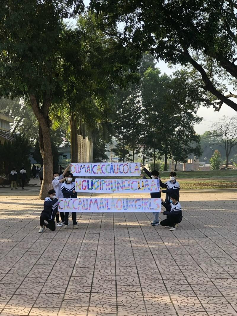 Các bạn nam lớp A7 K55 trường THPT Lục Ngạn 1, Bắc Giang &quot;đốn tim&quot; các bạn nữ bằng màn &quot;thả thính&quot; độc đáo giữa sân trường.