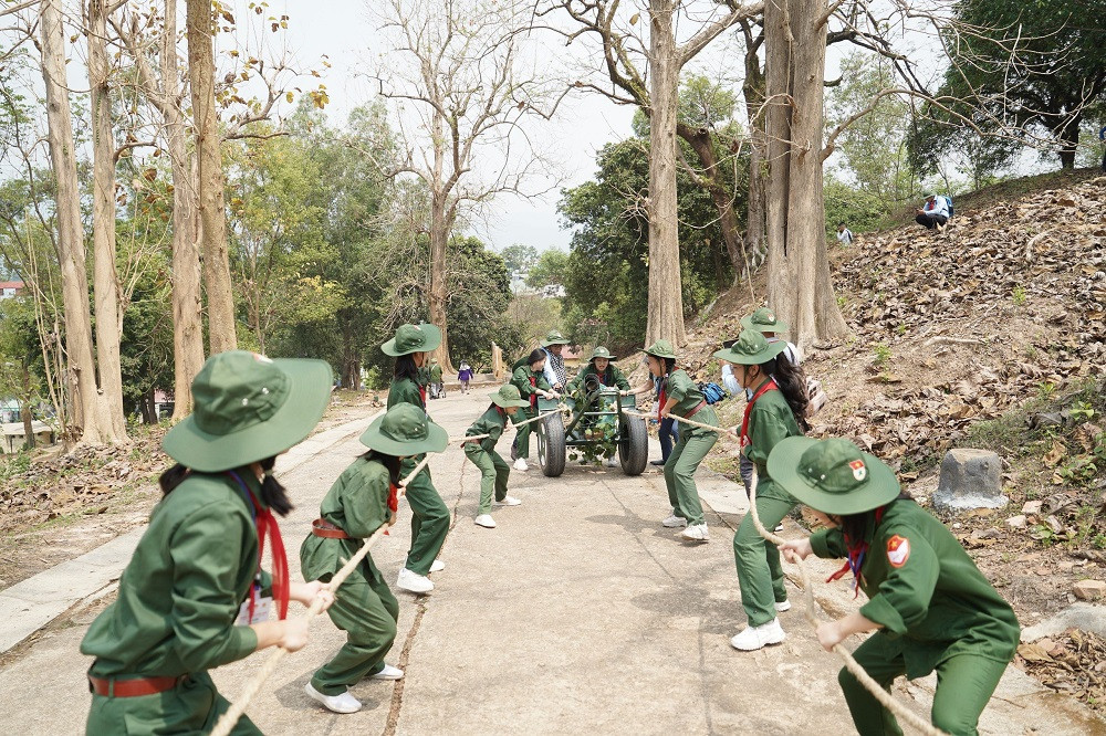 Các đại biểu “Chiến sĩ nhỏ Điện Biên” toàn quốc tham gia hành trình trải nghiệm tại các di tích lịch sử. Các đại biểu “Chiến sĩ nhỏ Điện Biên” toàn quốc tham gia hành trình trải nghiệm tại các di tích lịch sử.
