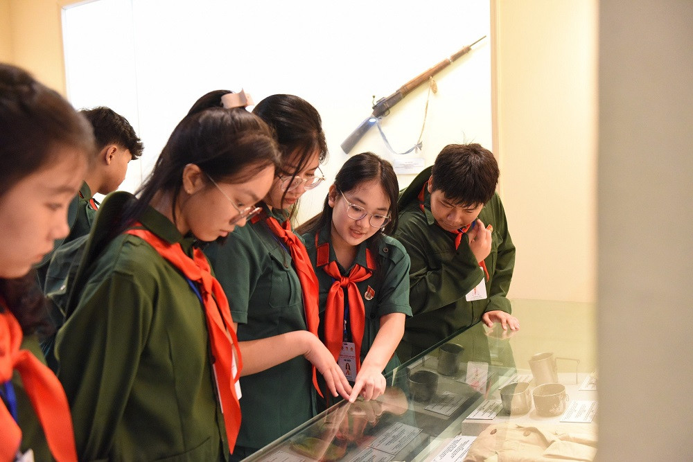 Đại biểu tham quan Bảo tàng Điện Biên Phủ Đại biểu tham quan Bảo tàng Điện Biên Phủ