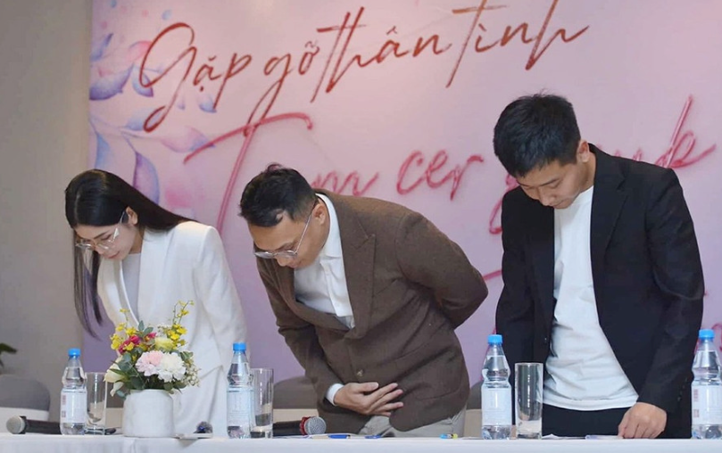 Quang Linh Vlogs, ông Lê Tuấn Linh và TikToker Hằng Du mục (từ phải qua) có buổi gặp báo chí trả lời câu hỏi liên quan đến kẹo rau củ Kera - sản phẩm bị tố quảng cáo không trung thực.