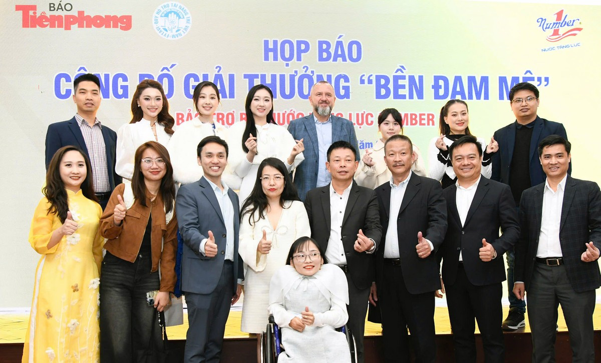 BTC chương trình chụp ảnh lưu niệm Gương mặt trẻ Việt Nam tiêu biểu và triển vọng, người đẹp tại chương trình.