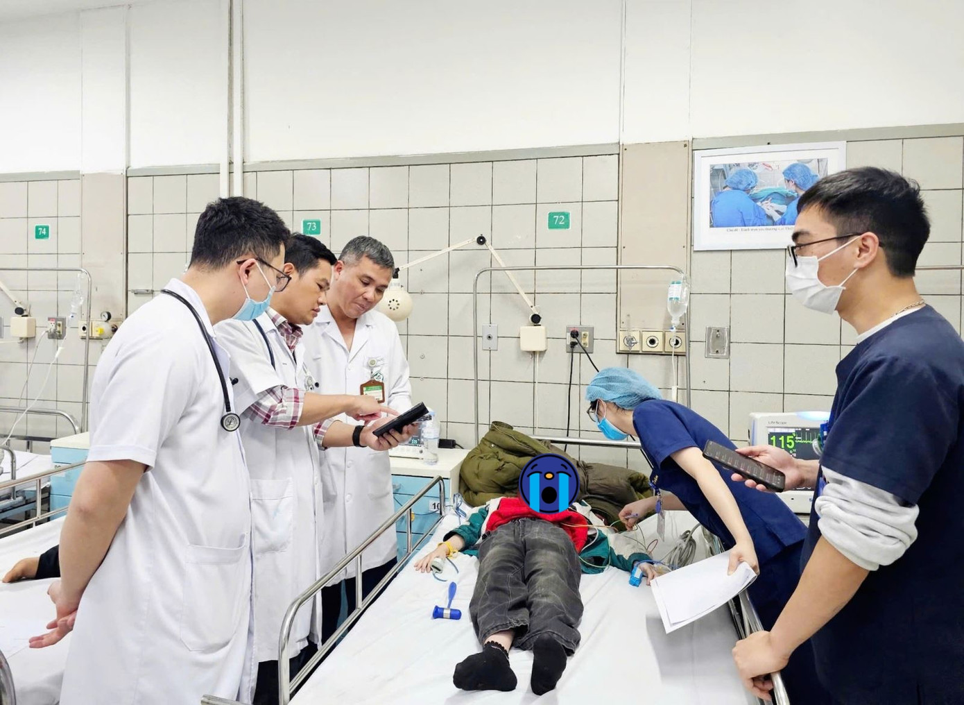 Các trường hợp ngộ độc thuốc diệt chuột đang được điều trị, theo dõi tại Bệnh viện Bạch Mai. Các trường hợp ngộ độc thuốc diệt chuột đang được điều trị, theo dõi tại Bệnh viện Bạch Mai.