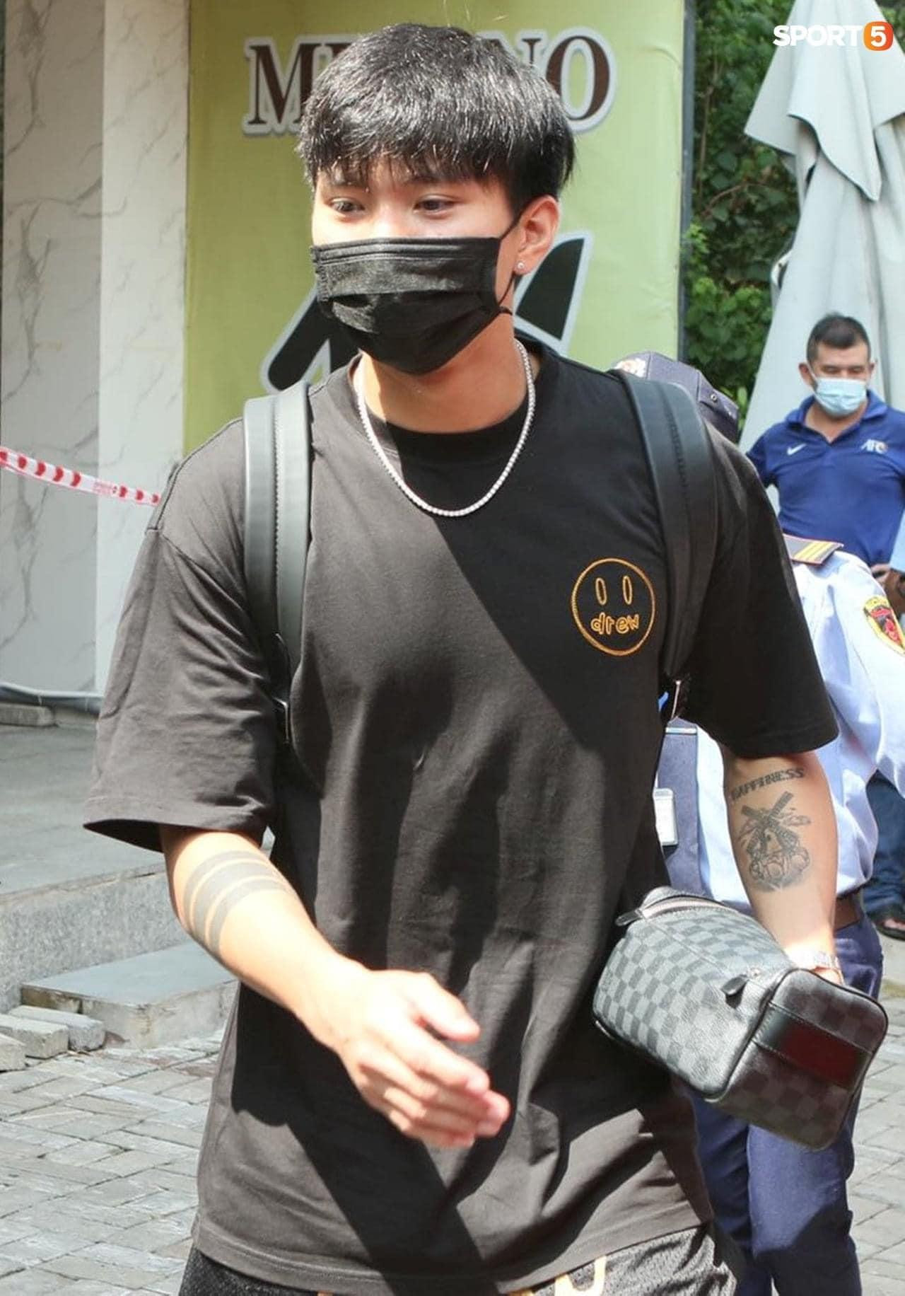 Sau 14 ngày cách ly y tế tại TP.HCM, cầu thủ Đoàn Văn Hậu đã trở về quê nhà ở Thái Bình. Sau 14 ngày cách ly y tế tại TP.HCM, cầu thủ Đoàn Văn Hậu đã trở về quê nhà ở Thái Bình.