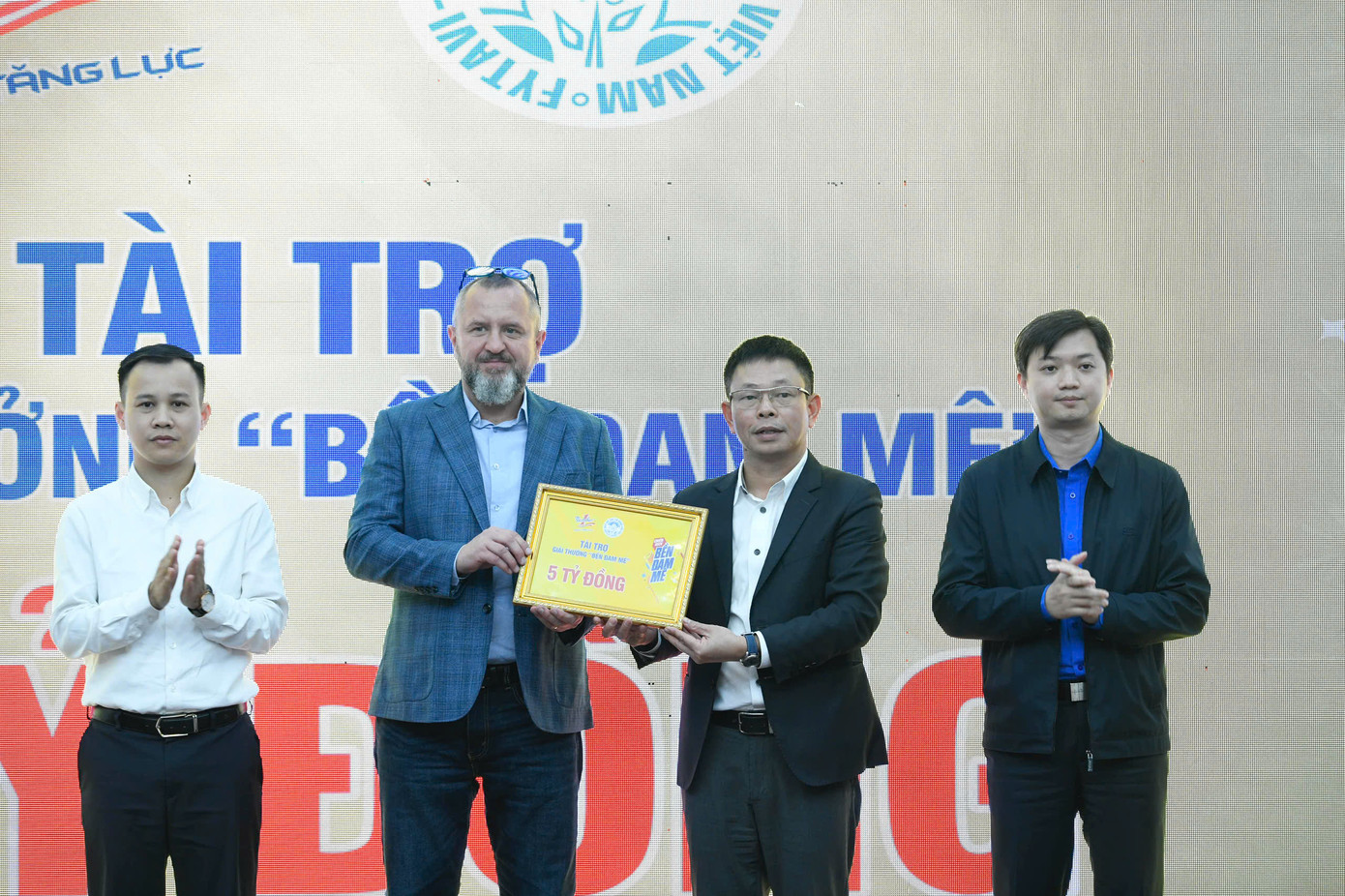 Bí thư T.Ư Đoàn Nguyễn Minh Triết và Phó Trưởng Ban Tuyên giáo T.Ư Đoàn Đỗ Công Tuân chứng kiến ông Andrzej Tomasz Bialasiewicz - Tổng Giám đốc Marketing Công ty TNHH sản xuất thương mại dịch vụ Number One trao biển tượng trưng nguồn lực hỗ trợ giải thưởng tới Quỹ Hỗ trợ Tài năng trẻ Việt Nam.