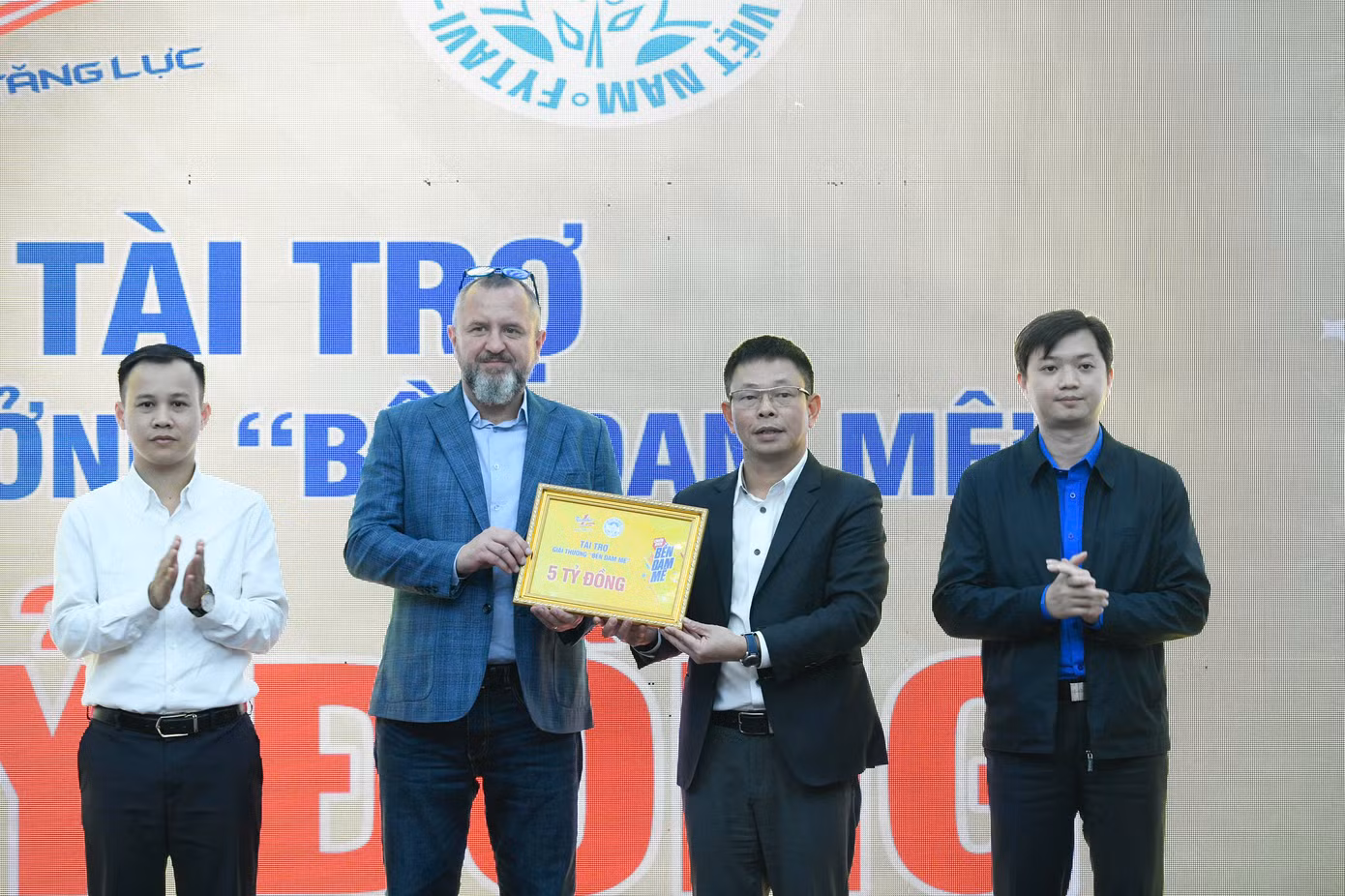 Bí thư T.Ư Đoàn Nguyễn Minh Triết và Phó Trưởng Ban Tuyên giáo T.Ư Đoàn Đỗ Công Tuân chứng kiến ông Andrzej Tomasz Bialasiewicz - Tổng Giám đốc Marketing Công ty TNHH sản xuất thương mại dịch vụ Number One trao biển tượng trưng nguồn lực hỗ trợ giải thưởng tới Quỹ Hỗ trợ Tài năng trẻ Việt Nam.
