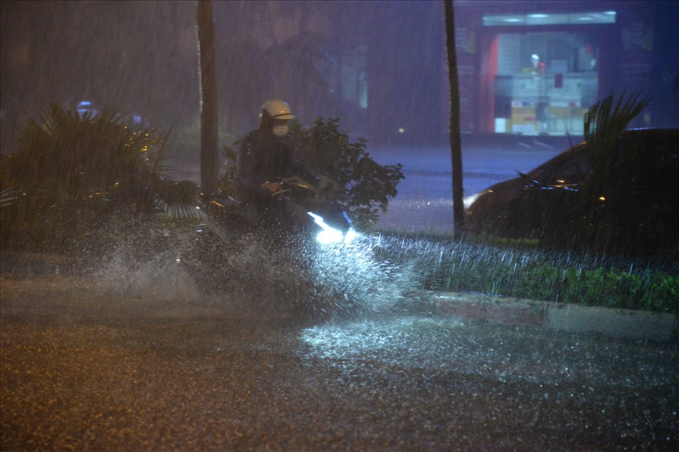 Dù đêm 10/7 tại nhiều khu vực ở miền Bắc có mưa lớn nhưng sang ngày 11/7, thời tiết lại trở về trạng thái nắng nóng, oi bức. Dù đêm 10/7 tại nhiều khu vực ở miền Bắc có mưa lớn nhưng sang ngày 11/7, thời tiết lại trở về trạng thái nắng nóng, oi bức.