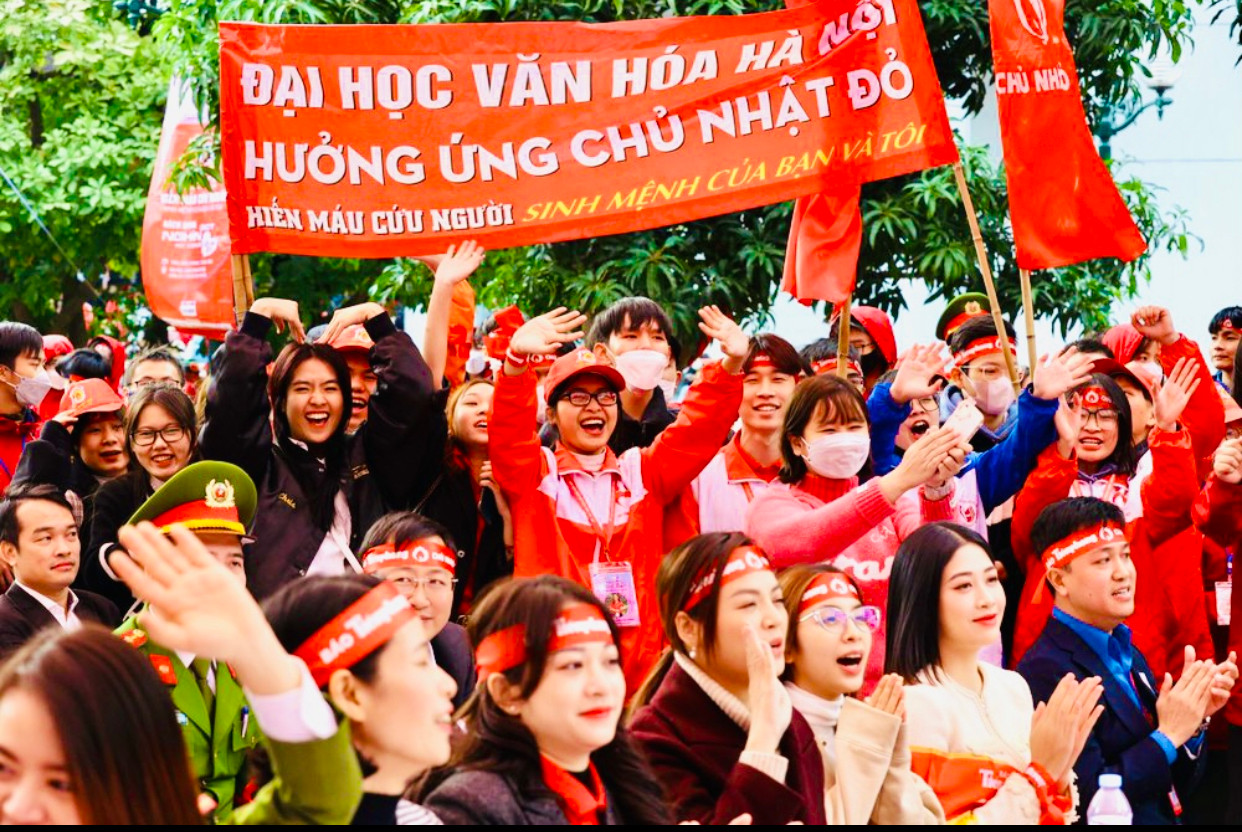 Lực lượng hùng hậu của Chủ nhật Đỏ.