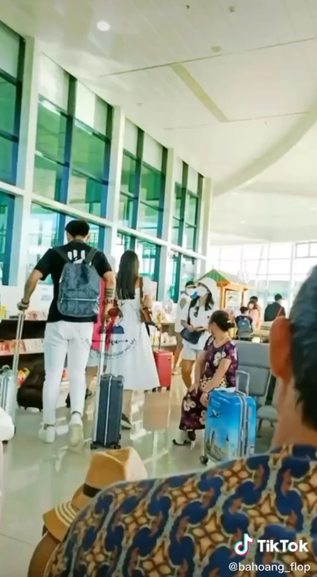 Doãn Hải My và Đoàn Văn Hậu xuất hiện cùng nhau ở sân bay. Doãn Hải My và Đoàn Văn Hậu xuất hiện cùng nhau ở sân bay.