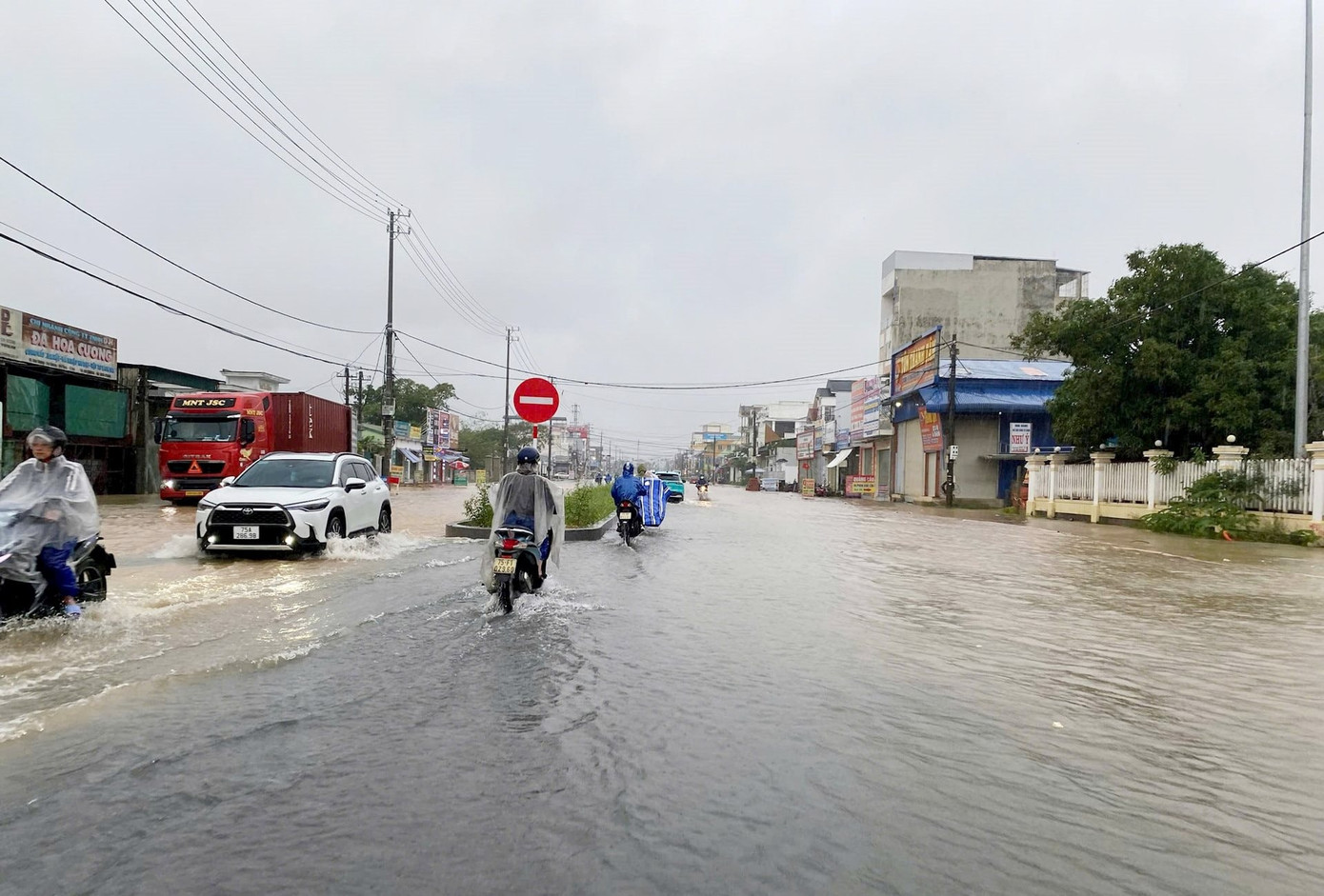 Nhiều tuyến đường ở TP Huế đã ngập nước. Nhiều tuyến đường ở TP Huế đã ngập nước.