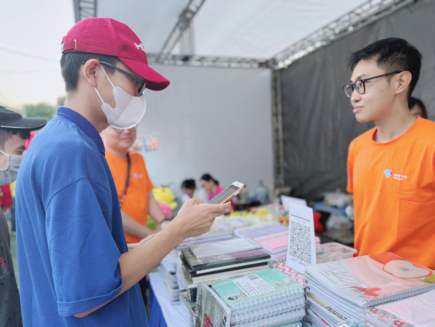 Gian hàng của Đoàn thanh niên báo Tiền Phong với những mặt hàng hấp dẫn, giá ưu đãi phù hợp với các bạn học sinh, sinh viên.