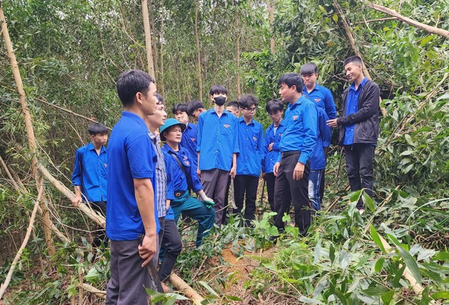Anh Lê Văn Châu - Bí thư Tỉnh Đoàn Thanh Hoá thăm, động viên đội TNTN hỗ trợ thực hiện dự án đường dây 500kV mạch 3. (Ảnh: Tỉnh Đoàn Thanh Hoá)