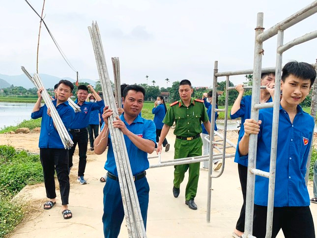Đoàn viên, thanh niên huyện Hậu Lộc tham gia hỗ trợ thực hiện dự án đường dây 500kV mạch 3. (Ảnh: Tỉnh Đoàn Thanh Hoá)
