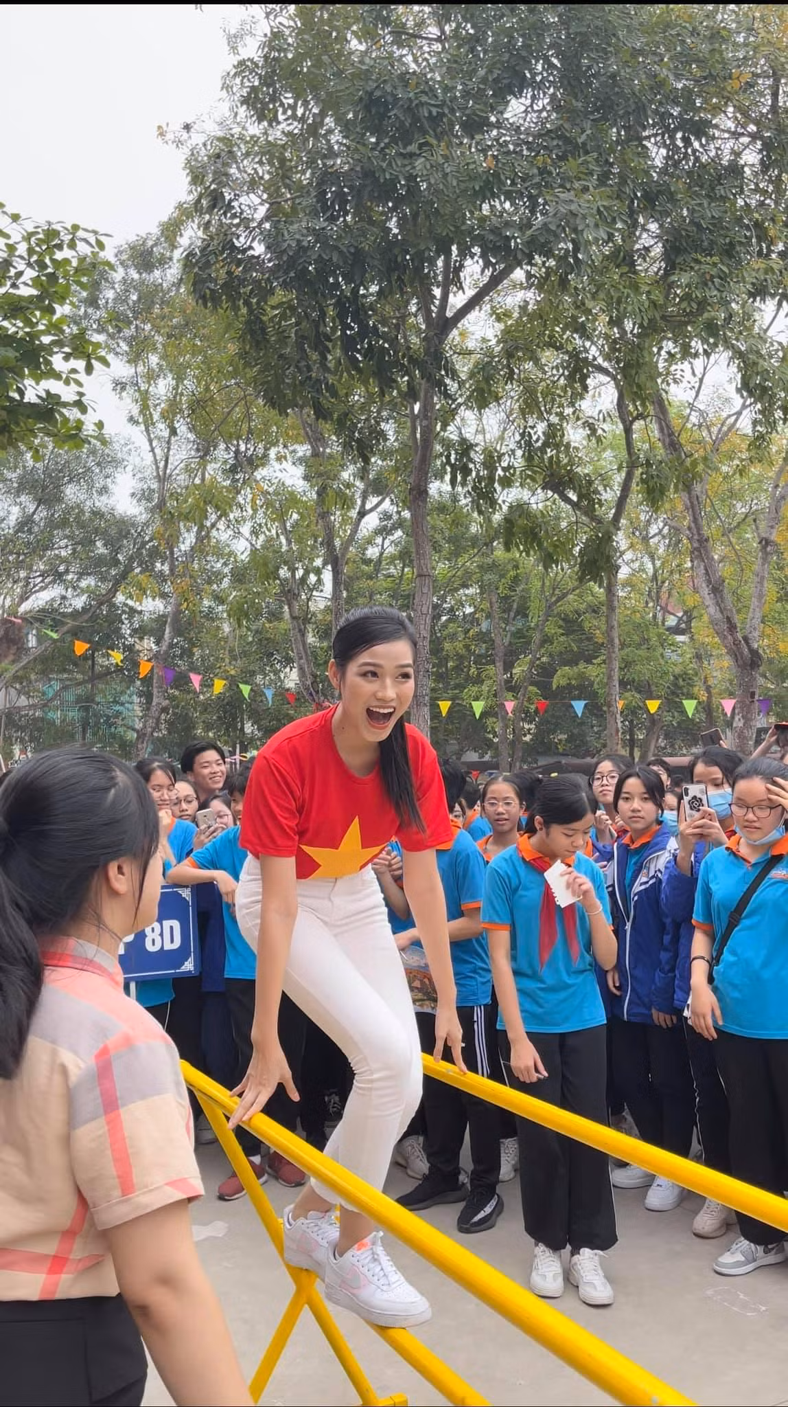 Nàng hậu cũng không ngần ngại tham gia các hoạt động thể thao với các bạn học sinh trường THCS Trần Mai Ninh. (Ảnh: Facebook Đỗ Thị Hà)