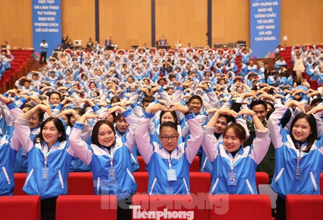 Các đại biểu sôi nổi tạo dáng hình trái tim bày tỏ tình yêu, khát vọng cống hiến của thanh niên Việt Nam. Các đại biểu sôi nổi tạo dáng hình trái tim bày tỏ tình yêu, khát vọng cống hiến của thanh niên Việt Nam.