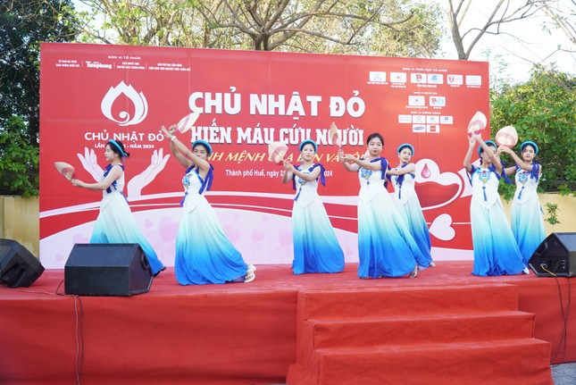 Ngày hội mở đầu bằng chương trình văn nghệ trẻ trung, sôi động. Ngày hội mở đầu bằng chương trình văn nghệ trẻ trung, sôi động.