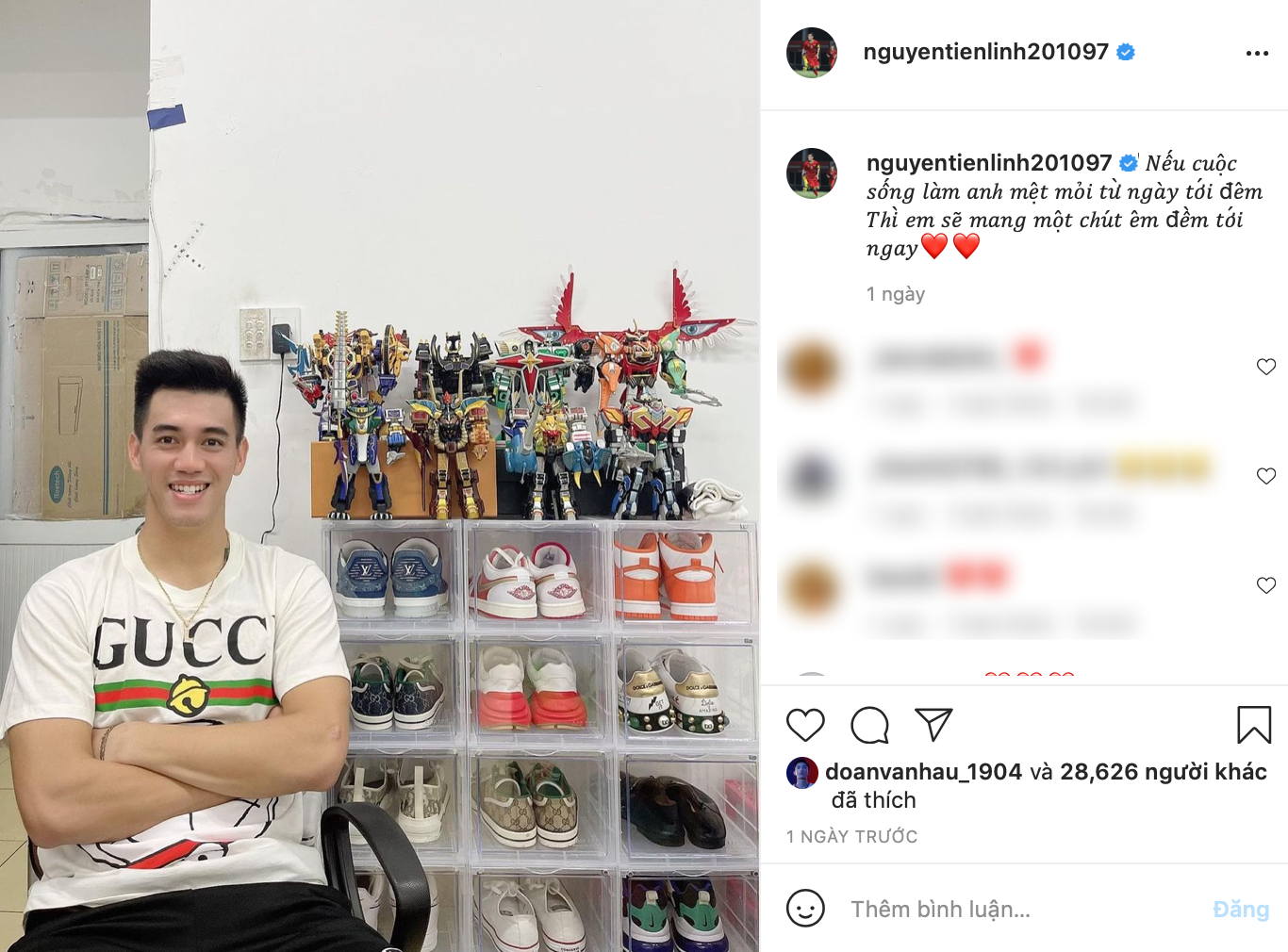 Tiến Linh mới đây đã đăng tấm hình chụp cùng loạt &quot;đồ chơi siêu nhân&quot; của mình.