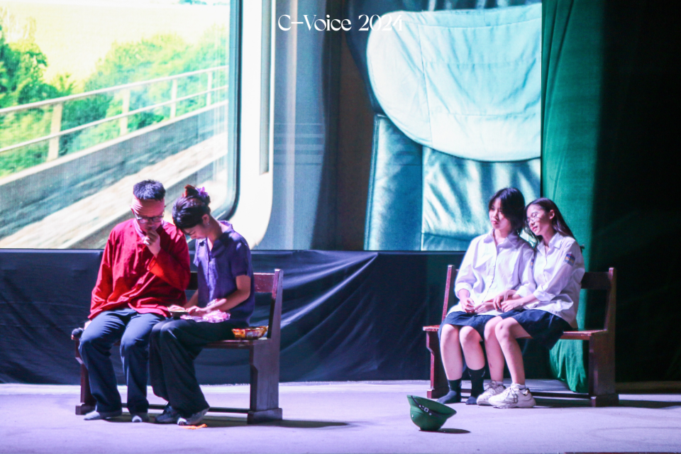 “Chiếc thuyền ngoài xa” đầy sáng tạo của tập thể lớp 10A1. “Chiếc thuyền ngoài xa” đầy sáng tạo của tập thể lớp 10A1.