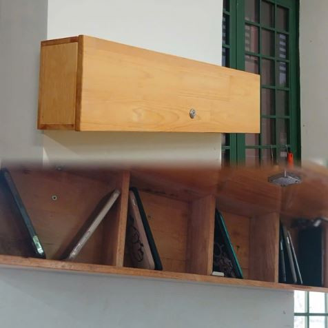 Trường THPT Thanh Hòa (Bình Phước), teen lớp 11A10 trang bị một chiếc tủ gỗ nhỏ, có khóa cẩn thận để “thu gom” điện thoại.