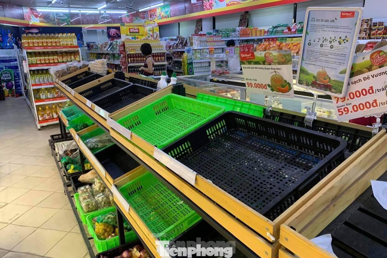 Các quầy rau củ, thịt cá trong siêu thị gần như "sạch bách". (Ảnh: TPO) Các quầy rau củ, thịt cá trong siêu thị gần như "sạch bách". (Ảnh: TPO)