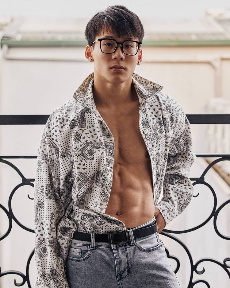 Văn Vĩ Lương sở hữu gương mặt sáng cùng nụ cười tỏa nắng, thân hình chuẩn 6 múi.