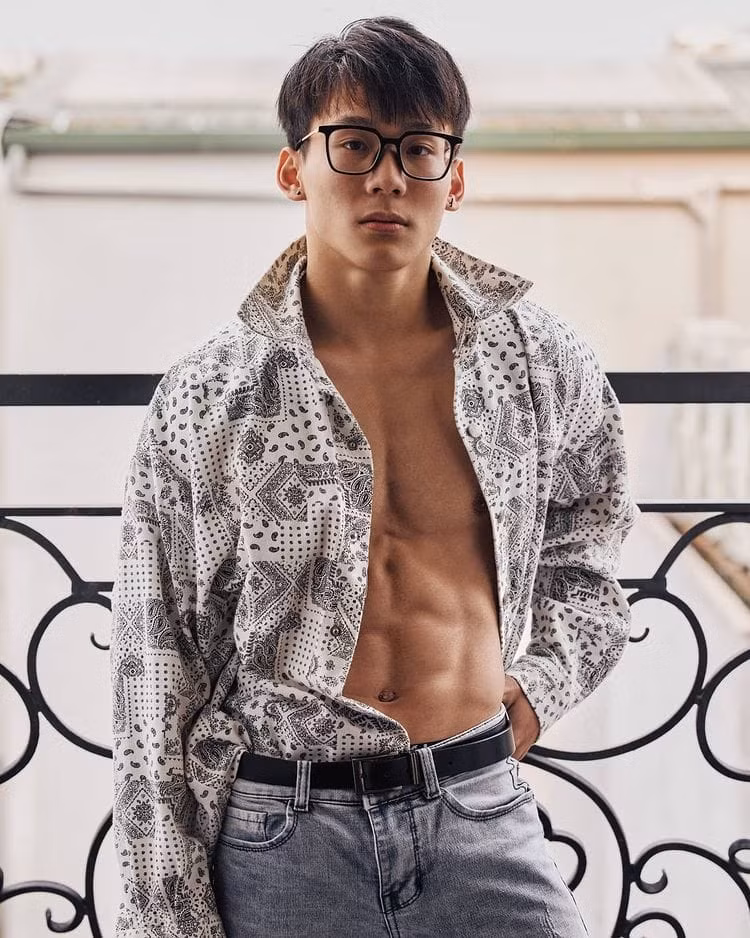 Văn Vĩ Lương sở hữu gương mặt sáng cùng nụ cười tỏa nắng, thân hình chuẩn 6 múi.