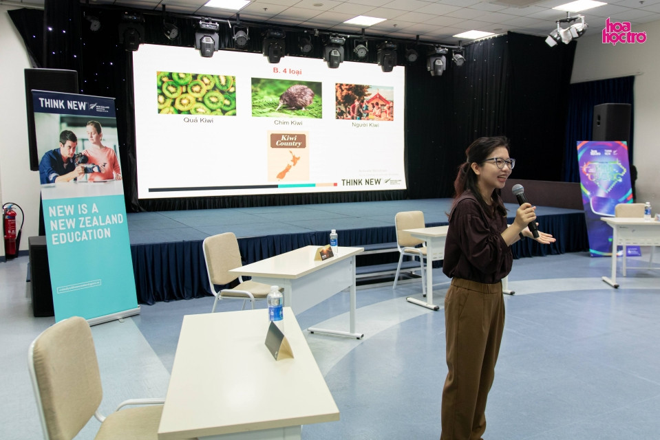 Chị Ngô Thanh Tâm - Quản lý Chương trình tại Việt Nam, Cơ quan Giáo dục New Zealand - đem đến phần mini game vui nhộn. Chị Ngô Thanh Tâm - Quản lý Chương trình tại Việt Nam, Cơ quan Giáo dục New Zealand - đem đến phần mini game vui nhộn.