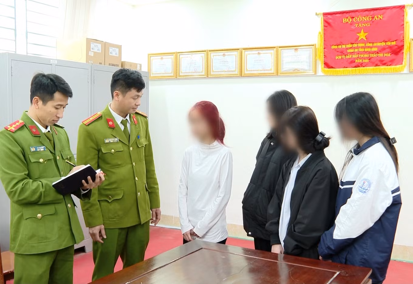 Các nữ sinh tấn công nữ sinh T.T.M.L. tại cơ quan công an. (Ảnh: Công an Ninh Bình) Các nữ sinh tấn công nữ sinh T.T.M.L. tại cơ quan công an. (Ảnh: Công an Ninh Bình)