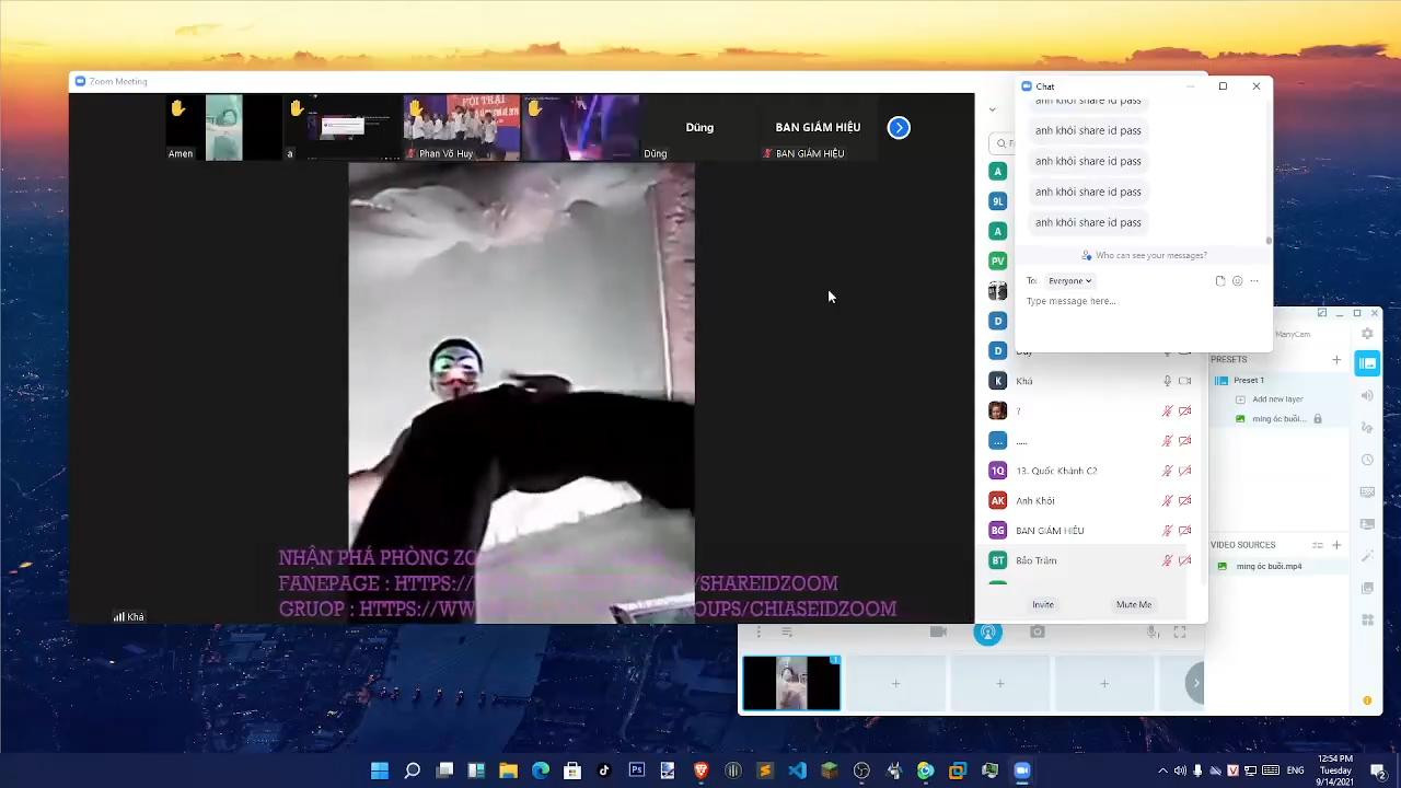 Những kẻ lạ mặt sau đó còn đăng tải clip quảng cáo "nhận phá phòng zoom". Những kẻ lạ mặt sau đó còn đăng tải clip quảng cáo "nhận phá phòng zoom".