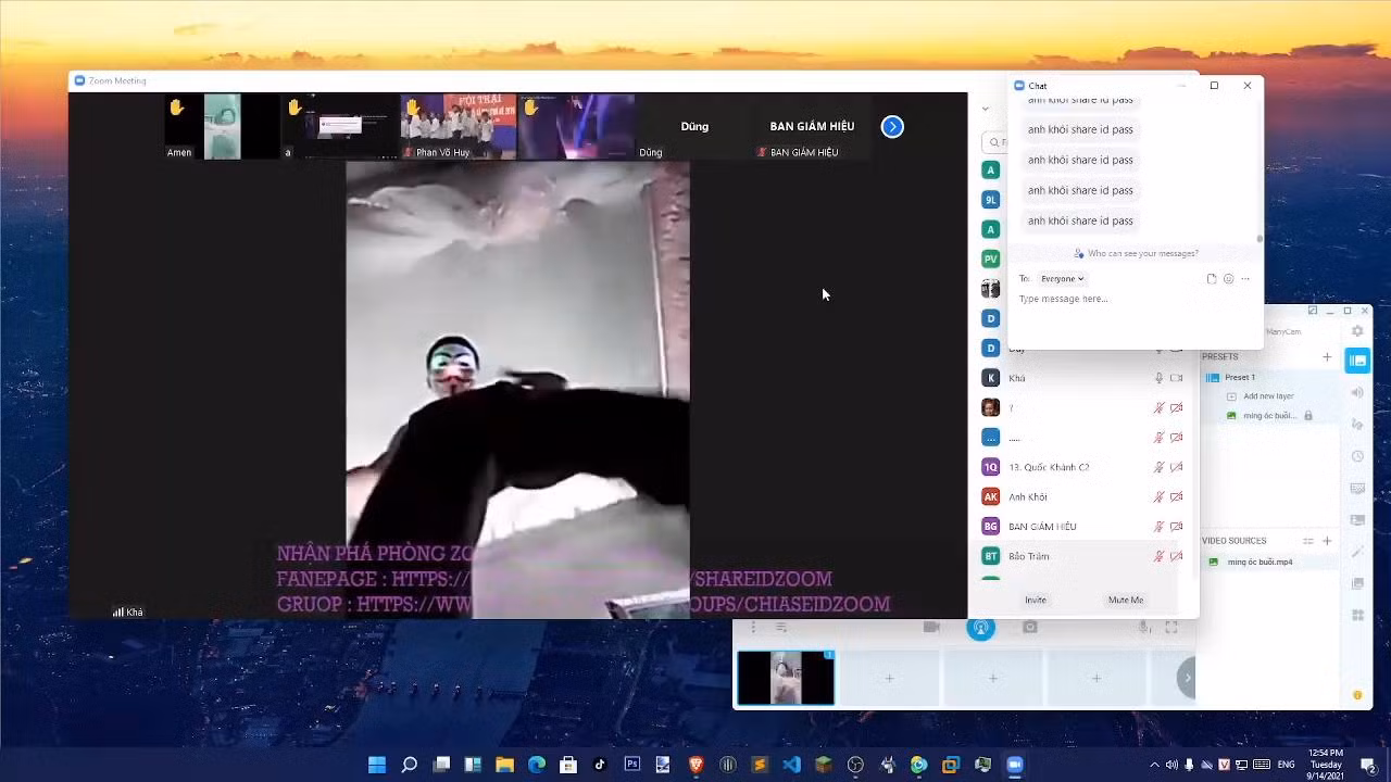 Những kẻ lạ mặt sau đó còn đăng tải clip quảng cáo "nhận phá phòng zoom".