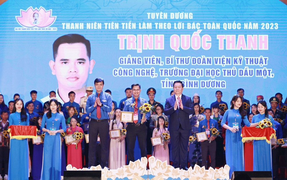 Đồng chí Nguyễn Trọng Nghĩa, Bí thư Trung ương Đảng, Trưởng Ban Tuyên giáo Trung ương và đồng chí Bùi Quang Huy - Ủy viên dự khuyết T.Ư Đảng, Bí thư thứ nhất T.Ư Đoàn trao chứng nhận Thanh niên tiến tiến làm theo lời Bác toàn quốc lần thứ VII năm 2023 và tặng hoa chúc mừng các điển hình thanh niên tiên tiến tiêu biểu.