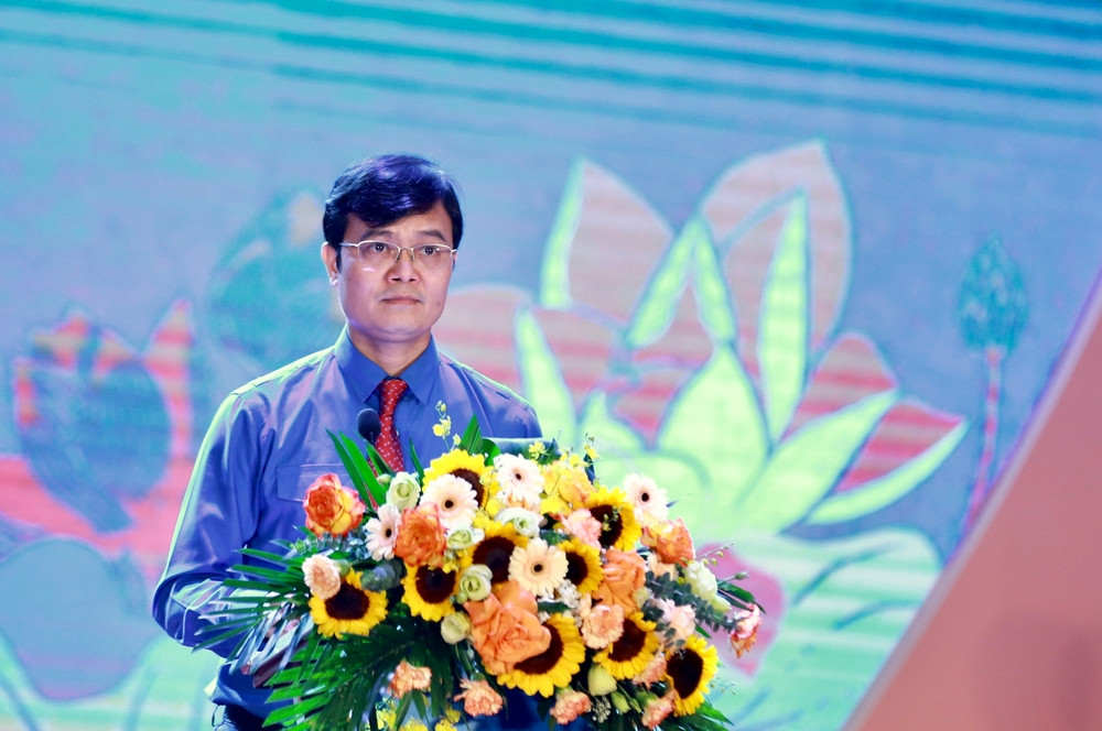 Đồng chí Bùi Quang Huy - Ủy viên dự khuyết T.Ư Đảng, Bí thư thứ nhất T.Ư Đoàn phát biểu tại lễ tuyên dương.