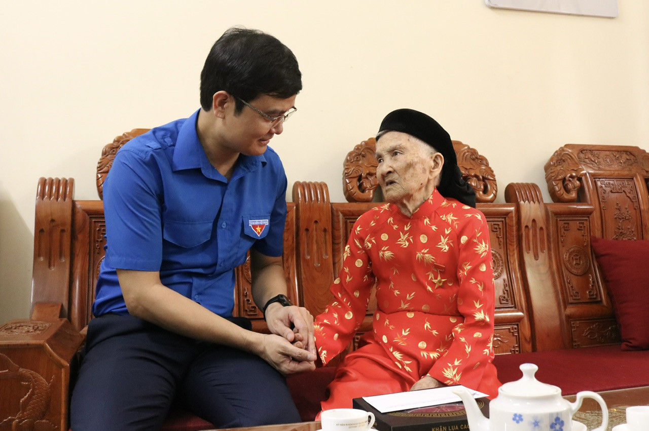 Đồng chí Bùi Quang Huy, Ủy viên dự khuyết T.Ư Đảng, Bí thư thứ nhất T.Ư Đoàn làm trưởng đoàn đã tới thăm Mẹ Việt Nam anh hùng Nguyễn Thị Cong (sinh năm 1928, xã Hòa Bình, huyện Thủy Nguyên). Mẹ có 2 người con là Liệt sỹ, đều hy sinh năm 1974 tại chiến trường Miền Nam. Đồng chí Bùi Quang Huy, Ủy viên dự khuyết T.Ư Đảng, Bí thư thứ nhất T.Ư Đoàn làm trưởng đoàn đã tới thăm Mẹ Việt Nam anh hùng Nguyễn Thị Cong (sinh năm 1928, xã Hòa Bình, huyện Thủy Nguyên). Mẹ có 2 người con là Liệt sỹ, đều hy sinh năm 1974 tại chiến trường Miền Nam.