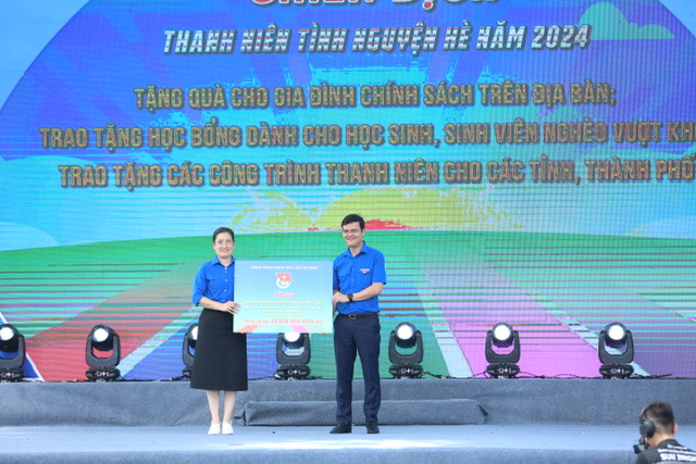 Đồng chí Vương Toàn Thu Thủy, Ủy viên BCH Trung ương Đoàn, Bí thư Thành Đoàn TP Hải Phòng, đại diện cho các cấp bộ đoàn nhận biển tượng trưng các công trình phần việc do Trung ương Đoàn hỗ trợ. Đồng chí Vương Toàn Thu Thủy, Ủy viên BCH Trung ương Đoàn, Bí thư Thành Đoàn TP Hải Phòng, đại diện cho các cấp bộ đoàn nhận biển tượng trưng các công trình phần việc do Trung ương Đoàn hỗ trợ.