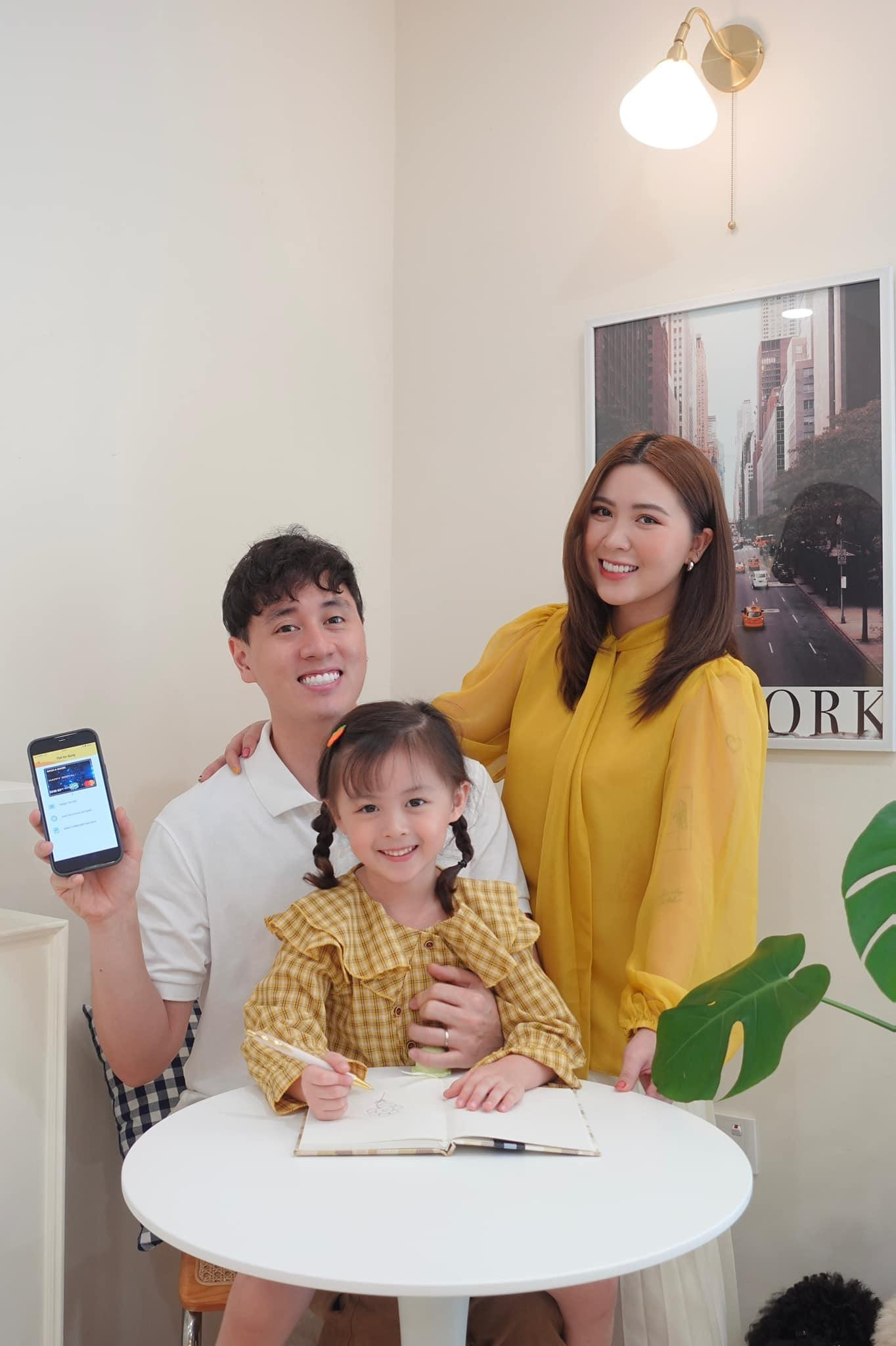 Gia đình Cam Cam là một trong những gia đình hot nhất MXH những năm gần đây. Gia đình Cam Cam là một trong những gia đình hot nhất MXH những năm gần đây.