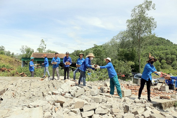 Đoàn viên, thanh niên Nghệ An hỗ trợ giải phóng mặt bằng và vận chuyển vật liệu tại hiện trường. Đoàn viên, thanh niên Nghệ An hỗ trợ giải phóng mặt bằng và vận chuyển vật liệu tại hiện trường.