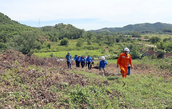 Đoàn công tác trực tiếp tới hiện trường thi công đường dây tại xã Khánh Sơn, huyện Nam Đàn. Đoàn công tác trực tiếp tới hiện trường thi công đường dây tại xã Khánh Sơn, huyện Nam Đàn.