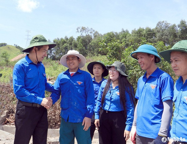Đoàn công tác đã trực tiếp thăm hỏi, động viên lực lượng thanh niên tình nguyện đang hỗ trợ dự án. Đoàn công tác đã trực tiếp thăm hỏi, động viên lực lượng thanh niên tình nguyện đang hỗ trợ dự án.