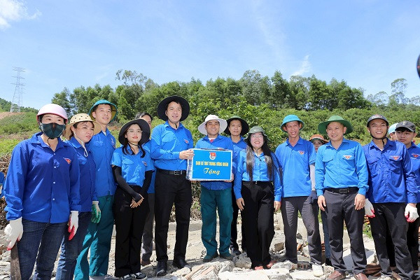 Bí thư Trung ương Đoàn Ngô Văn Cương và Tỉnh đoàn Nghệ An trao quà hỗ trợ các đội hình thanh niên tình nguyện hỗ trợ thi công dự án. Bí thư Trung ương Đoàn Ngô Văn Cương và Tỉnh đoàn Nghệ An trao quà hỗ trợ các đội hình thanh niên tình nguyện hỗ trợ thi công dự án.