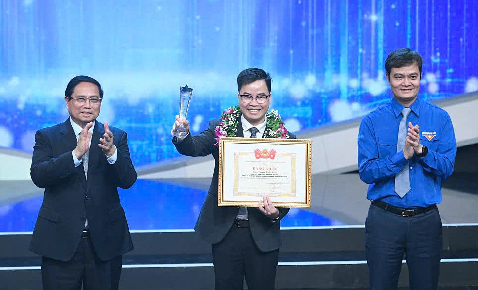 Thủ tướng Chính phủ Phạm Minh Chính và Bí thư thứ nhất T.Ư Đoàn TNCS Hồ Chí Minh Bùi Quang Huy trao cúp biểu trưng và bằng khen tặng 10 Gương mặt trẻ Việt Nam tiêu biểu năm 2024 cho TS Phạm Huy Hiệu. Thủ tướng Chính phủ Phạm Minh Chính và Bí thư thứ nhất T.Ư Đoàn TNCS Hồ Chí Minh Bùi Quang Huy trao cúp biểu trưng và bằng khen tặng 10 Gương mặt trẻ Việt Nam tiêu biểu năm 2024 cho TS Phạm Huy Hiệu.