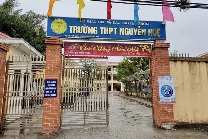 Trường THPT Nguyễn Huệ - nơi hai nữ sinh theo học. Trường THPT Nguyễn Huệ - nơi hai nữ sinh theo học.
