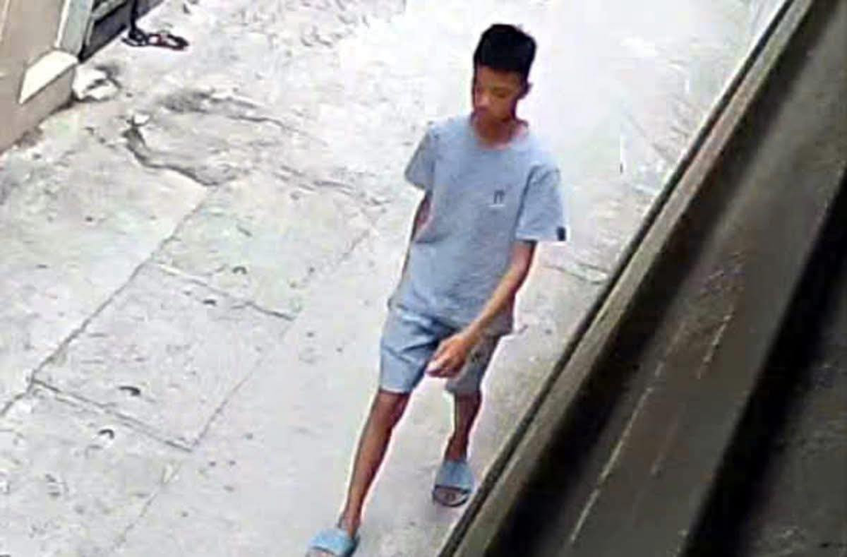 Nam sinh Nguyễn Sỹ Hải rời khỏi nhà từ 17h chiều 8/6 đến nay vẫn chưa rõ tung tích. (Ảnh cắt từ camera an ninh) Nam sinh Nguyễn Sỹ Hải rời khỏi nhà từ 17h chiều 8/6 đến nay vẫn chưa rõ tung tích. (Ảnh cắt từ camera an ninh)