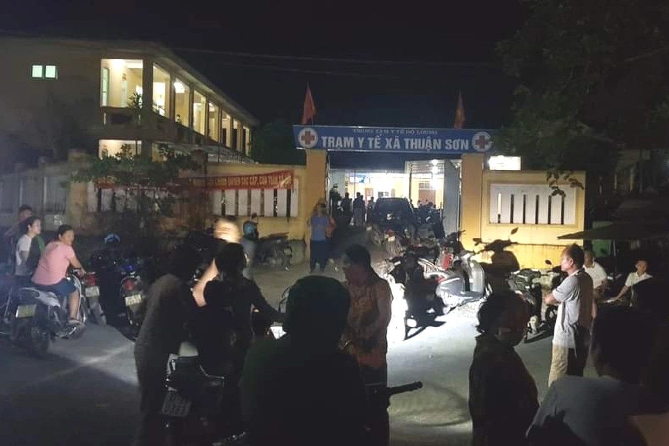 Người dân nhốn nháo đưa con đến cấp cứu tại Trạm Y tế xã Thuận Sơn. (Ảnh: P.H) Người dân nhốn nháo đưa con đến cấp cứu tại Trạm Y tế xã Thuận Sơn. (Ảnh: P.H)