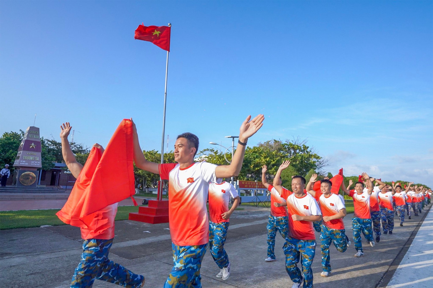 Được sự đồng ý và hỗ trợ nhiệt tình của Quân chủng Hải quân, Ban tổ chức Tiền Phong Marathon đã gửi tới các chiến sĩ và đồng bào Trường Sa 200 áo vận động động viên và 200 lá cờ Tổ quốc cùng một số dụng cụ thể thao khác. Được sự đồng ý và hỗ trợ nhiệt tình của Quân chủng Hải quân, Ban tổ chức Tiền Phong Marathon đã gửi tới các chiến sĩ và đồng bào Trường Sa 200 áo vận động động viên và 200 lá cờ Tổ quốc cùng một số dụng cụ thể thao khác.